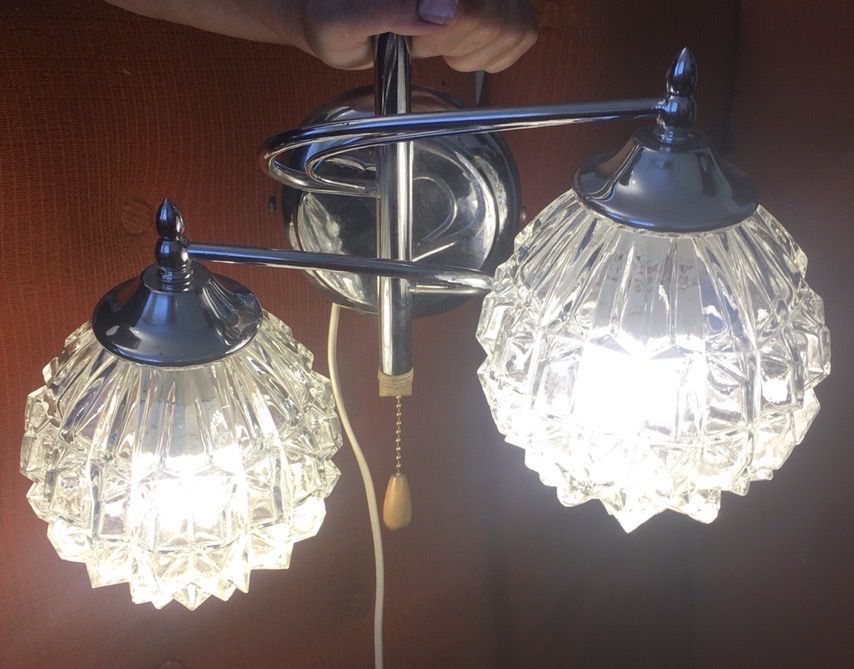 Хромована настінна бра на два кришталевих плафони