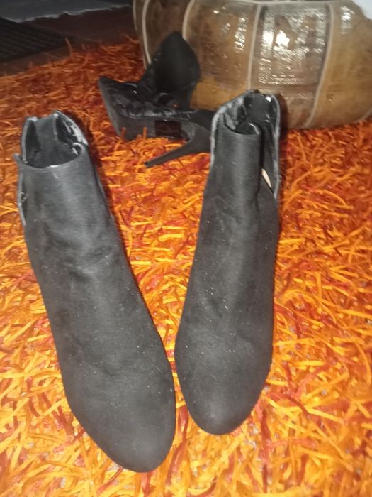 Botas pretas em boa condição