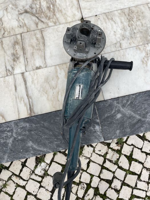 Rebarbadora com prato de bujardar bosch