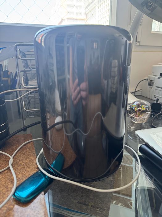Apple Mac Pro 2013  + Monitor Apple Thunderbolt Display 27”