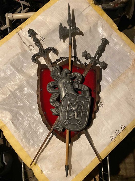 Brasão em ferro maciço de armas cruzadas