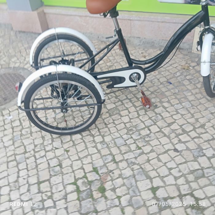 Bicicleta três rodas nova.