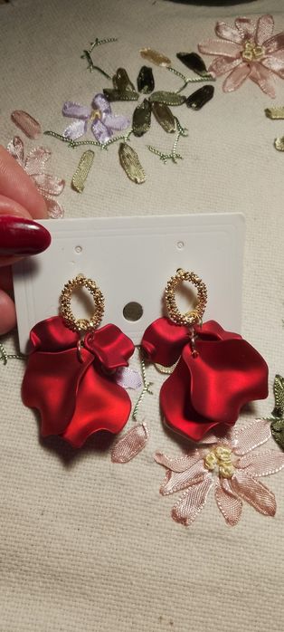 Eleganckie czerwone kolczyki płatkowe nowe
