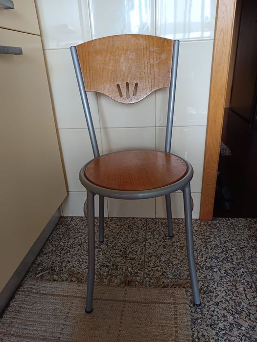 Mesa de cozinha com cadeiras e bancos
