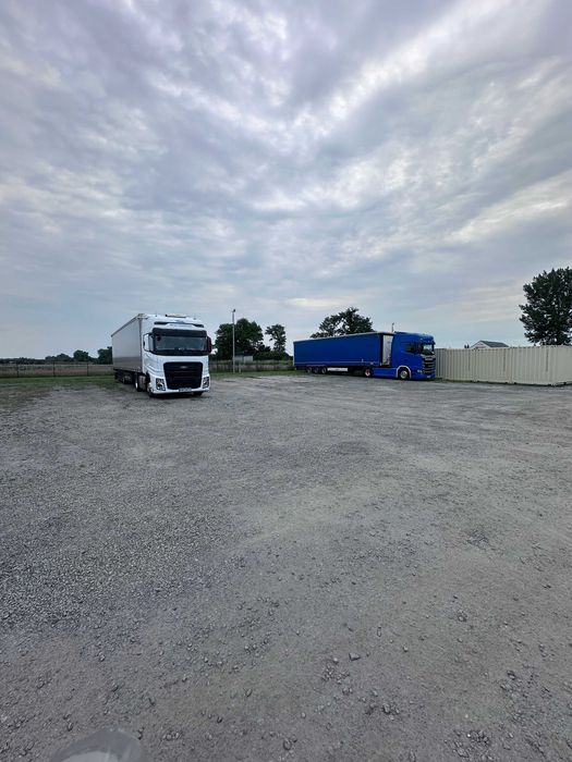 Monitorowany parking TIR/BUS przy S8, przy zjeździe, łatwy dojazd.
