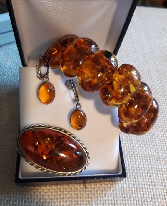 Conjunto em âmbar puro de qualidade extra, de ourivesaria.