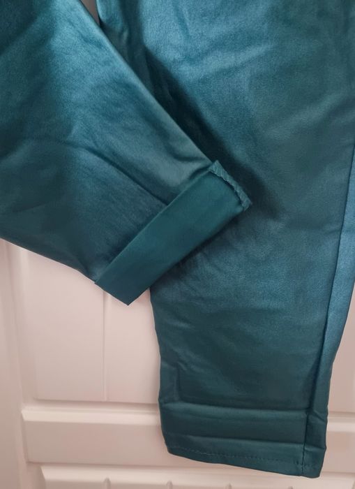 Calças, verde azeitona, com bastante elastano. XL