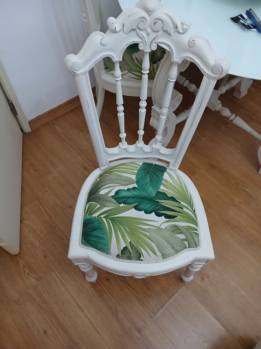 Uma mesa com 3 cadeiras