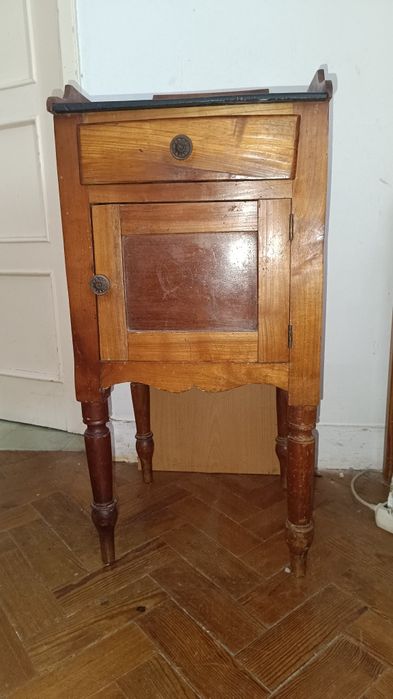 Mesa de cabeceira antiga