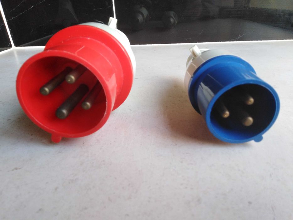 Tomada Industrial + Fichas industriais 3 e 4 pinos.(Novos)Desde 4€.