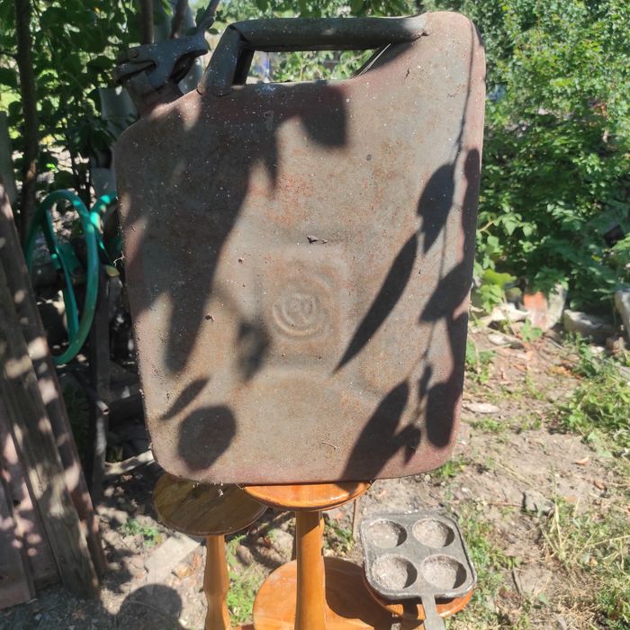 Продам каністри в цілому стані