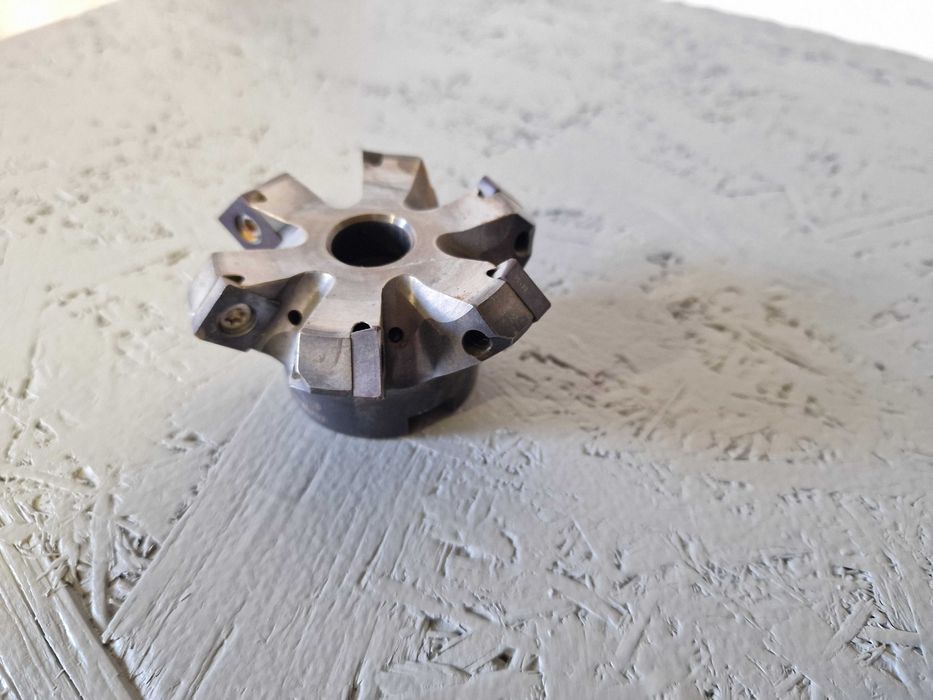 glowica D63  oraz noze do gwintowania