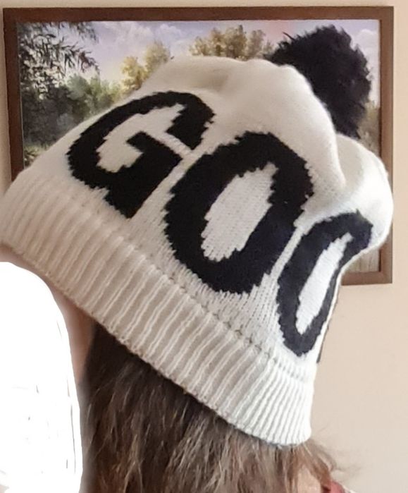 Czapka damska z pomponem.
