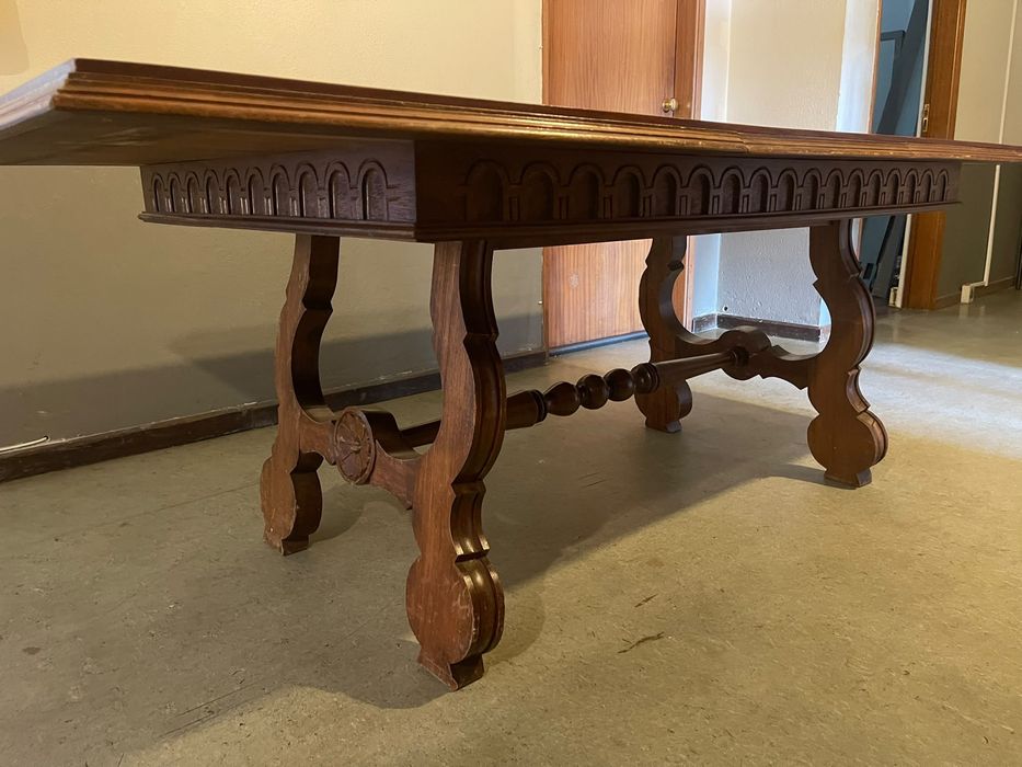 Meda de madeira vom detalhes esculpidos