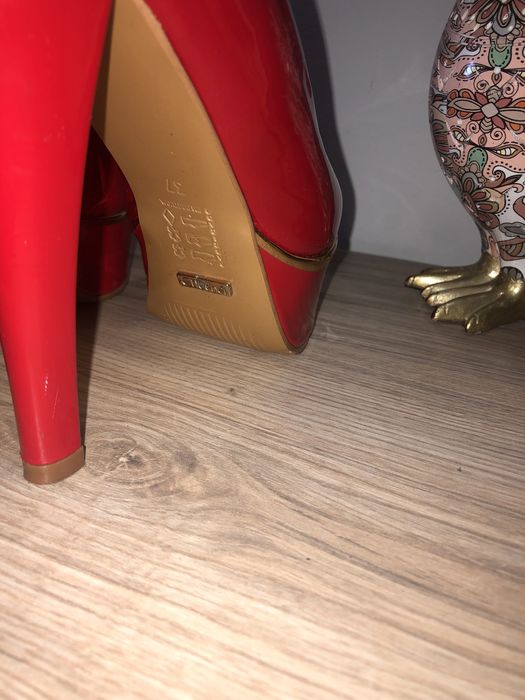 Sapato vermelho ferrari