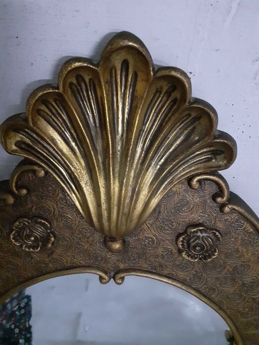 Espelho com moldura dourada