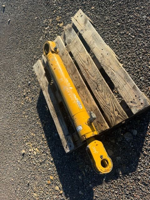 Volvo L 110 F/L120F USED HYDRAULIC CYLINDER komplqetbsiłowników do ładowarki