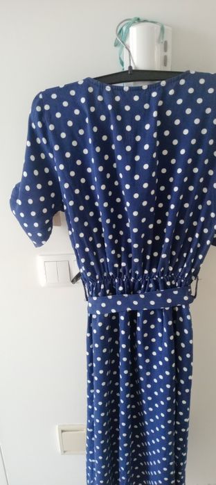 Vestido azul marinho com bolas brancas