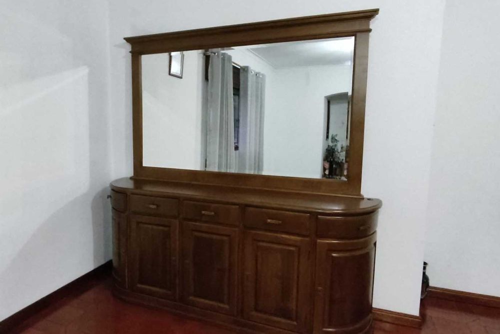 Móvel de sala com espelho