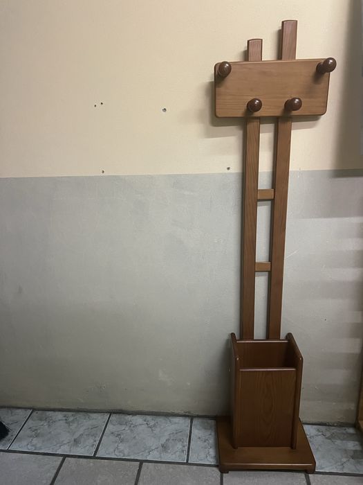 Cabide de pé com local para colocar guarda chuva