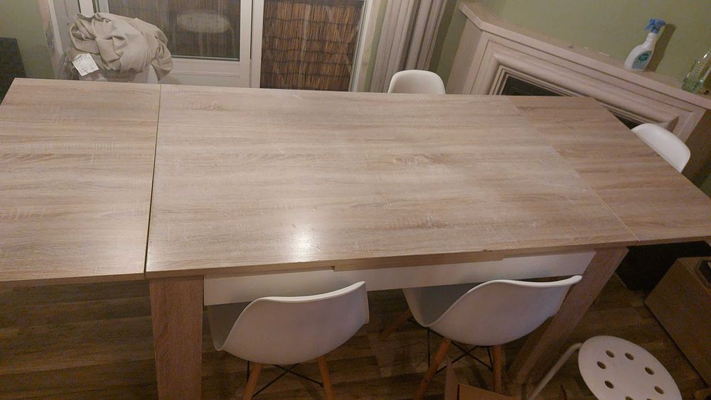 Mesa extensivel com pes com defeito e 4 cadeiras