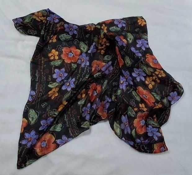 Czarna jedwabna chusta w kwiaty – 100x100 cm,