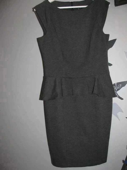 sukienka ołówkowa z falbaną