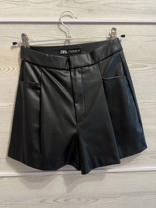 Чорні шкіряні шорти Zara