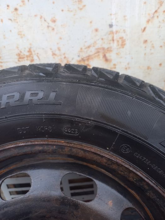 Продам практически новые зимние колеса 195/65  R15.