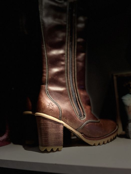 Botas FLY LONDON em camel