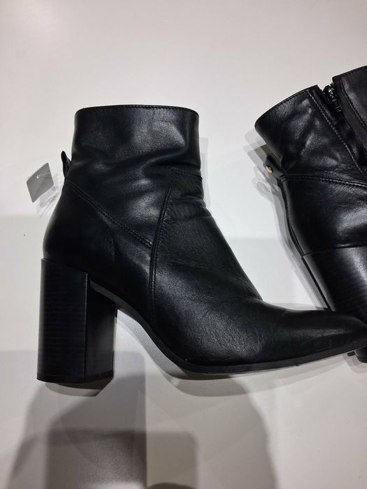 Botki skórzane widoczne na zdjęciu