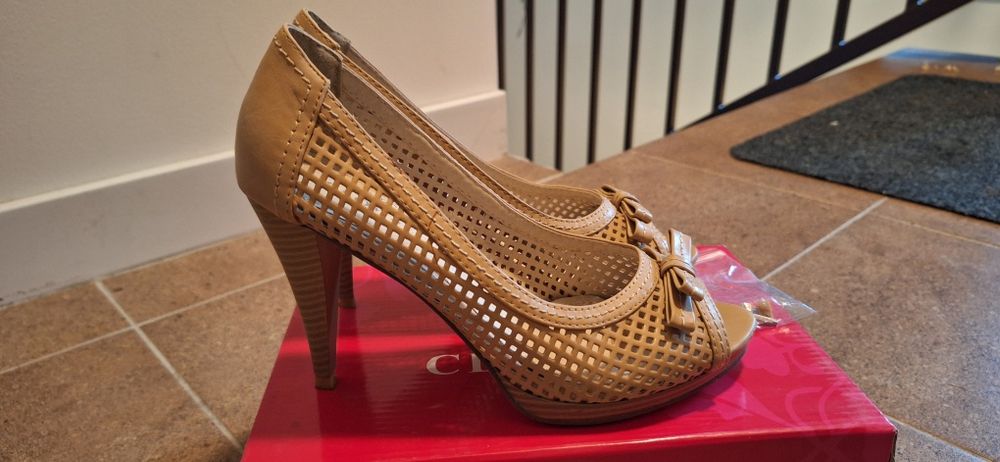 Buty ażurowe na obcasie 37