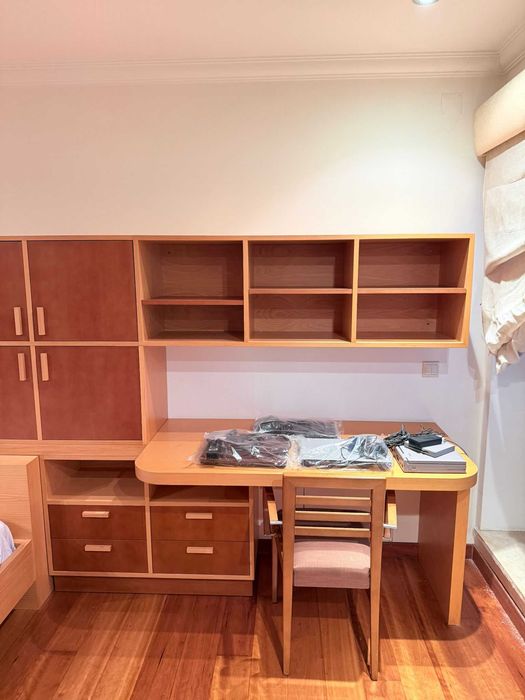 Quarto juvenil completo feito à medida (cama, secretária, armários, estante)