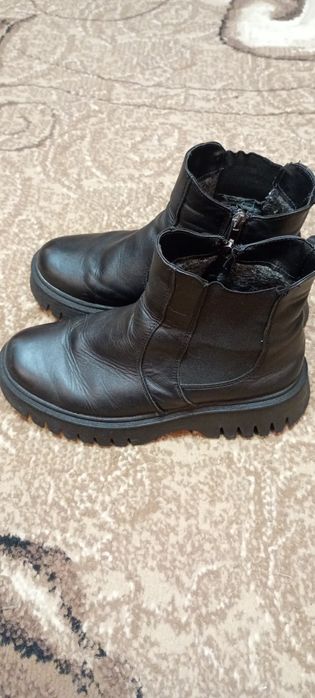 Недорого продам шкіряні сапожки.