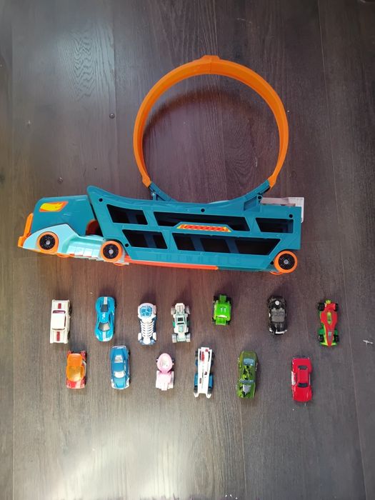 Игровой набор Hot Wheels .Автовоз  гоночным треком