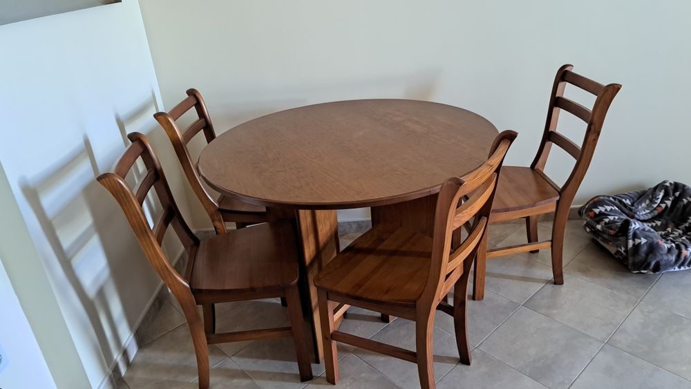 Mesa de jantar com 4 cadeiras