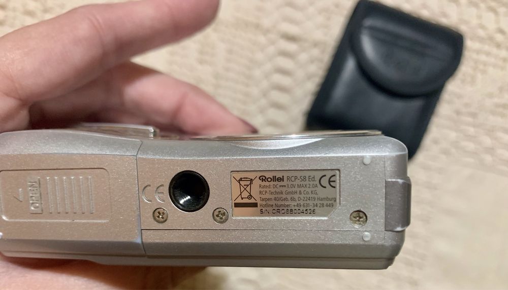 Máquina fotográfica Rollei com capa