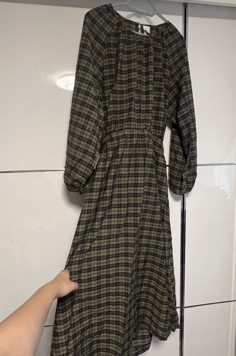 Khaki sukienka w czarna kratę długa do ziemi z wycięciem na plecach