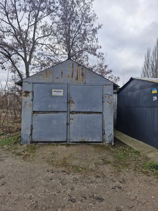 Продам гараж возле Астории 9