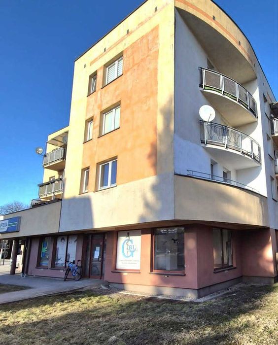 Lokal wysoki, witryny, skrzyżowanie świetlne