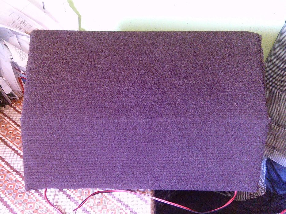 Samochodowy subwoofer, 2 głośniki basowe o średnicy około 18 cm, rezystancja 4 ohm