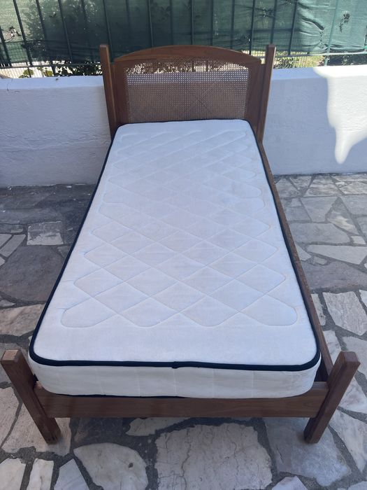 Cama de madeira e seu colchões