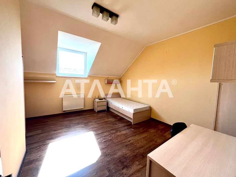 Продаж котеджу в смт Запитів + 10 соток землі.