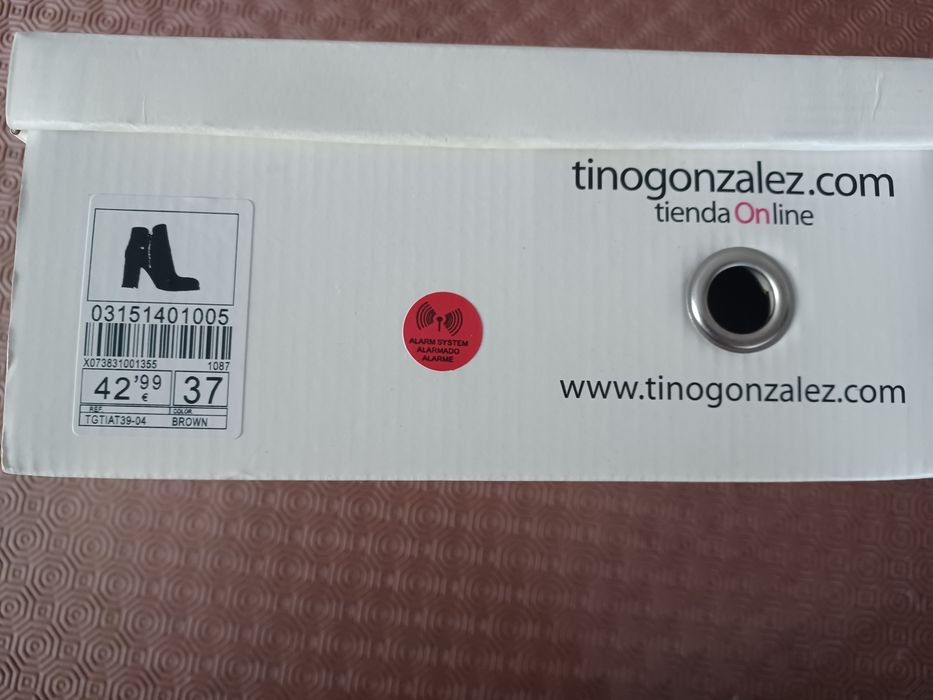 Botas castanhas novas