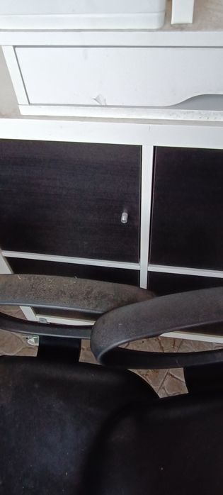 Móvel preto com 8 portas