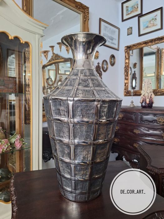 Vaso decorativo metálico. Oferecemos a entrega na zona do Porto.