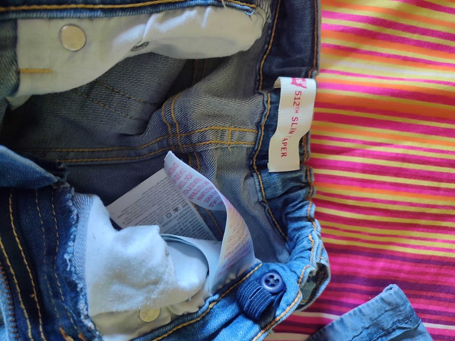 Calças Levis e camisa