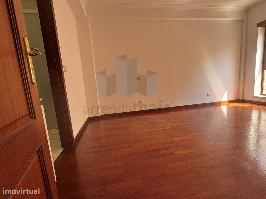Arrenda-se excelente T3 em ultimo piso com terraço de 120m2 em Celas