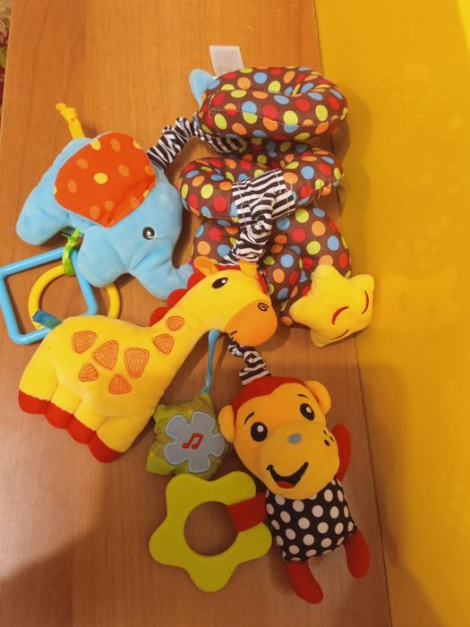 Игрушки на детскую коляску ,кроватку , лот .