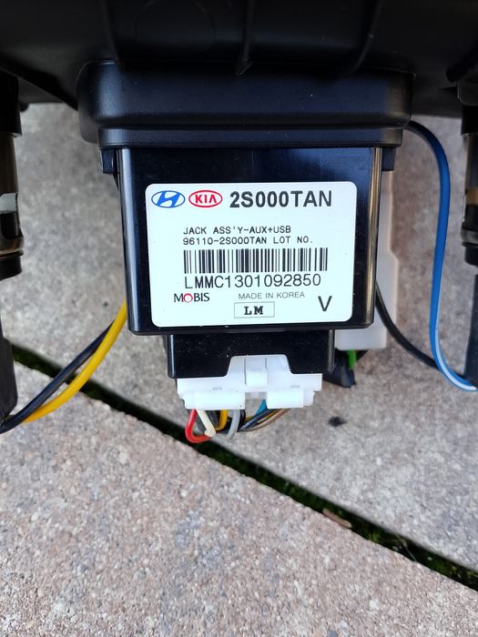 Przełączniki grzanych foteli, AUX,iPod, USB HYUNDAI IX 35, 93310-2Y800